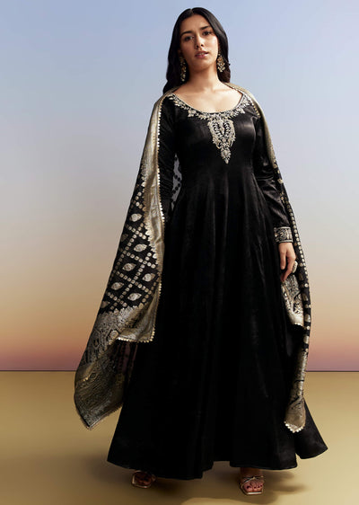 black-embroidered-crush-satin-anarkali-set-sg339468-1