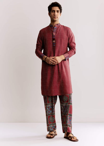 red-linen-kurta-set-with-ajrakh-print-sg318207-4