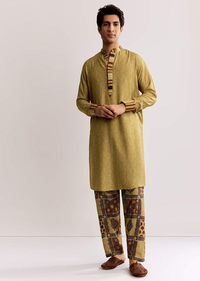 yellow-linen-kurta-set-with-ajrakh-print-sg318215-2