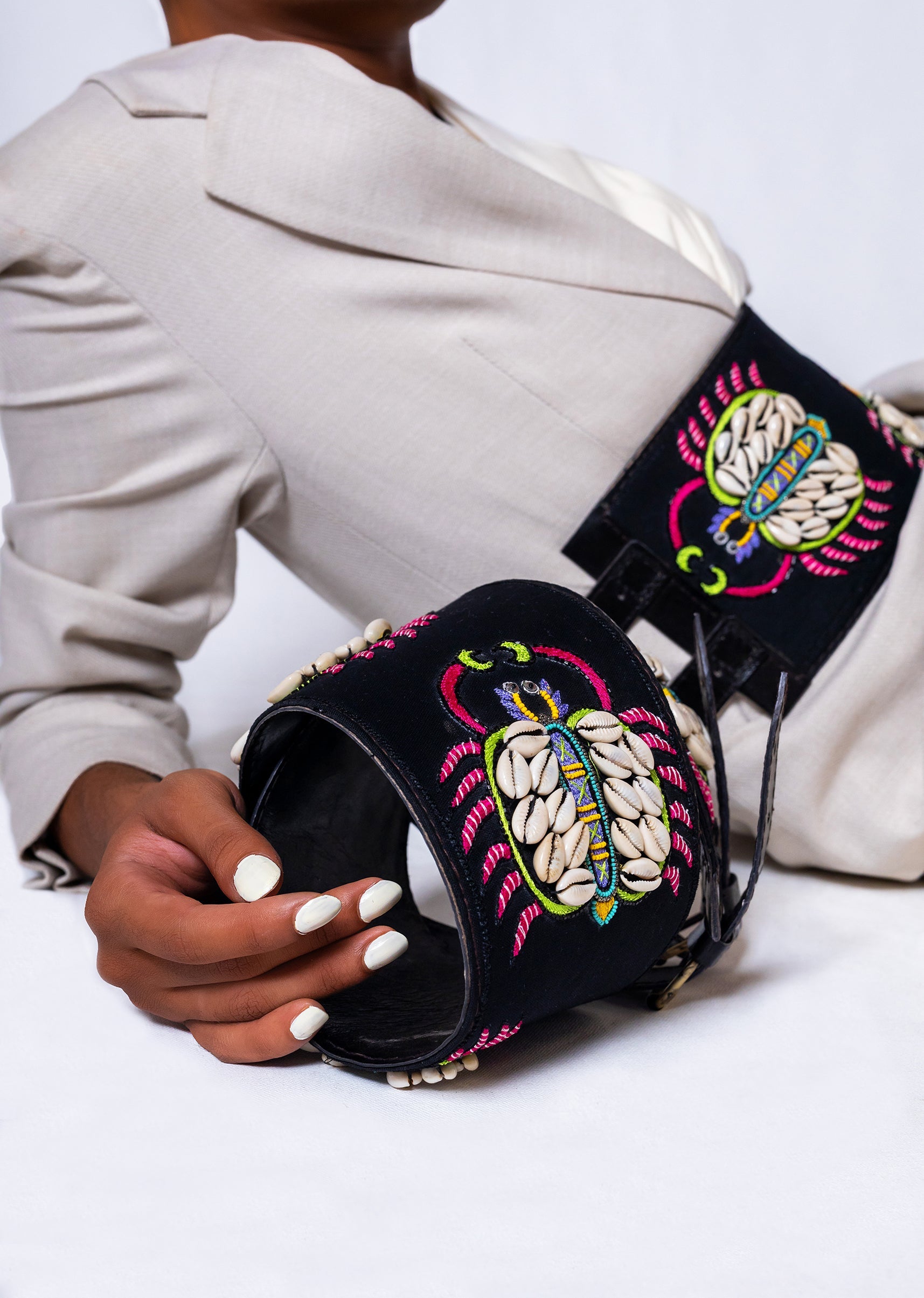 black-and-white-embroidered-waist-belt-sg390869-1 c2402070-4fd4-455a-9b73-7efb66b18302