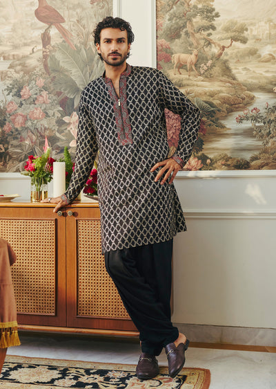Black Banarasi Silk Men Kurta With Resham Thread Embroidery