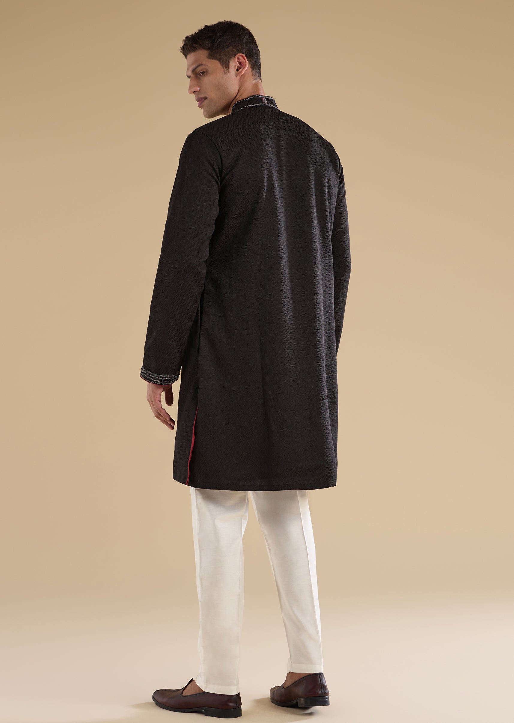 black-embroidered-kurta-set-sg323680-5 68e241b0-4c2a-40ce-ac8e-e40ac6dbd625