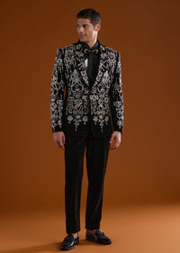 black-velvet-mens-tuxedo-with-stone-zari-cut-dana-and-thread-work-sg354754-1