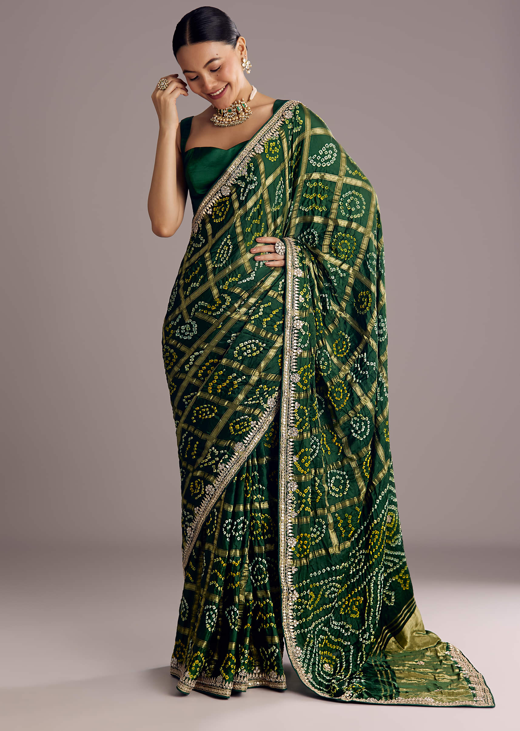 インドの絵【SATYABATI】送料込★ Buy Deep Green Satin Bandhani Saree With Gota Work| KALKI