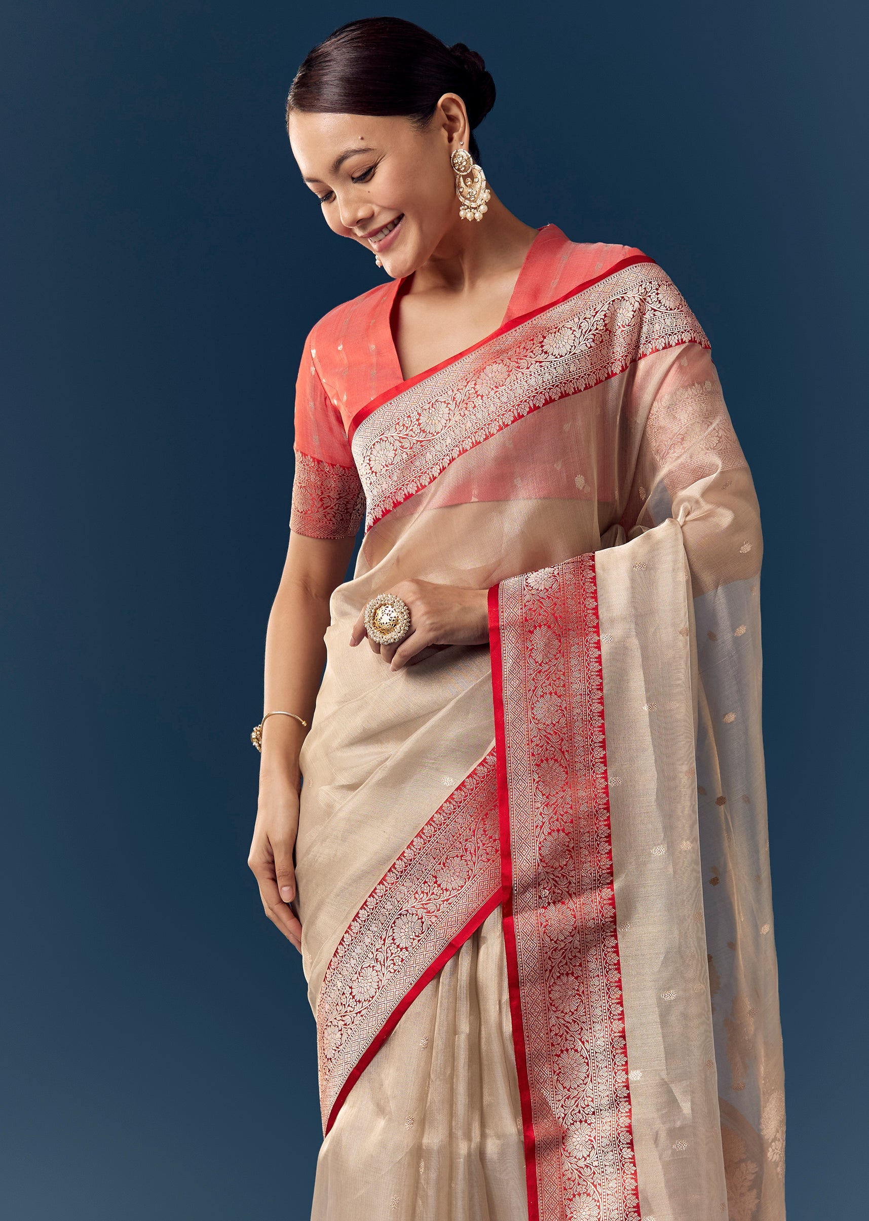 dusky-beige-tissue-saree-with-contrast-red-woven-border-sg342579-5 f5810a31-20ab-4f8a-9b7a-208ef9352c29