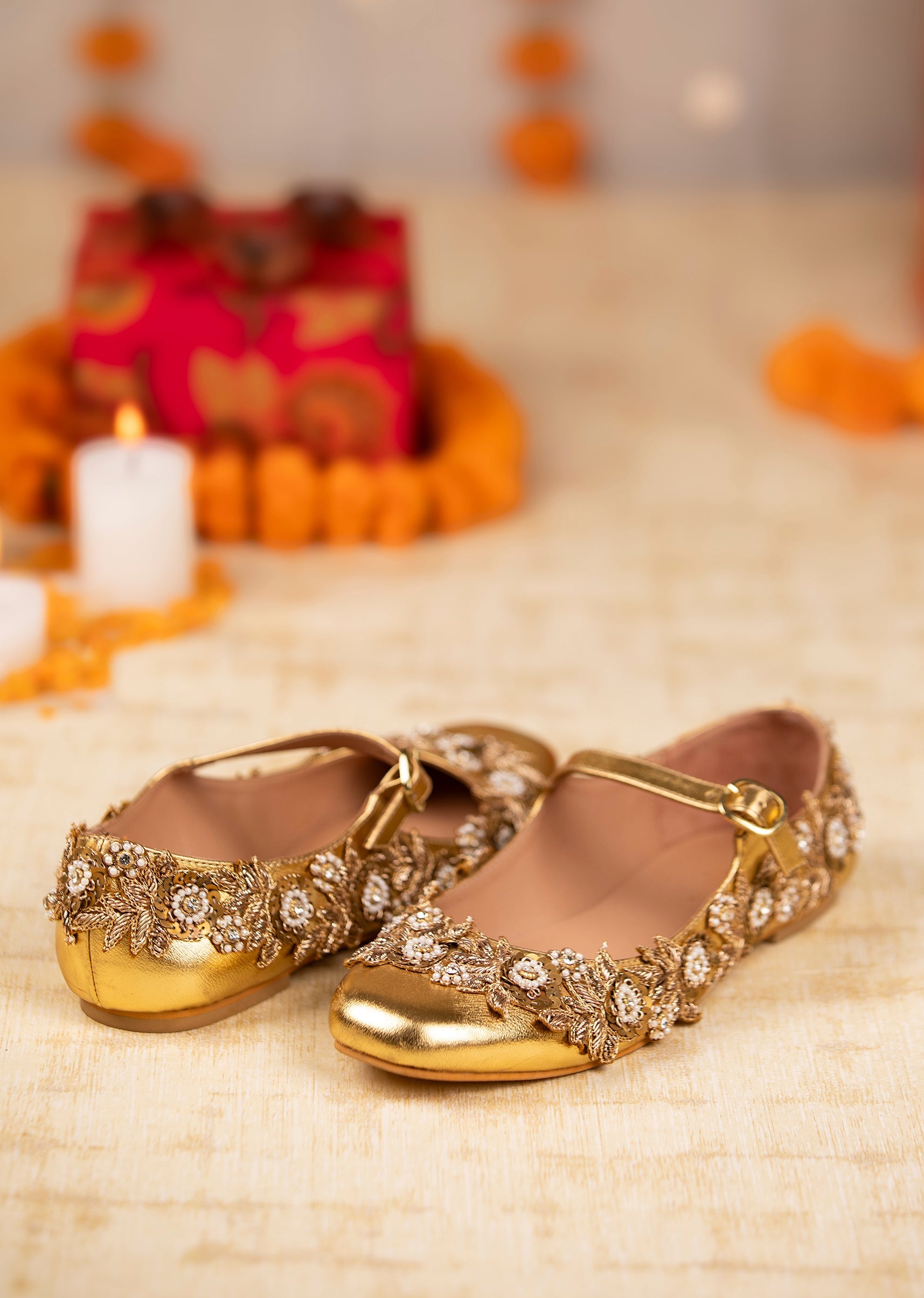 gold-floral-zari-embellished-floral-juttis-sg372939-6 b696ad01-bdeb-455e-aecd-464c54089600