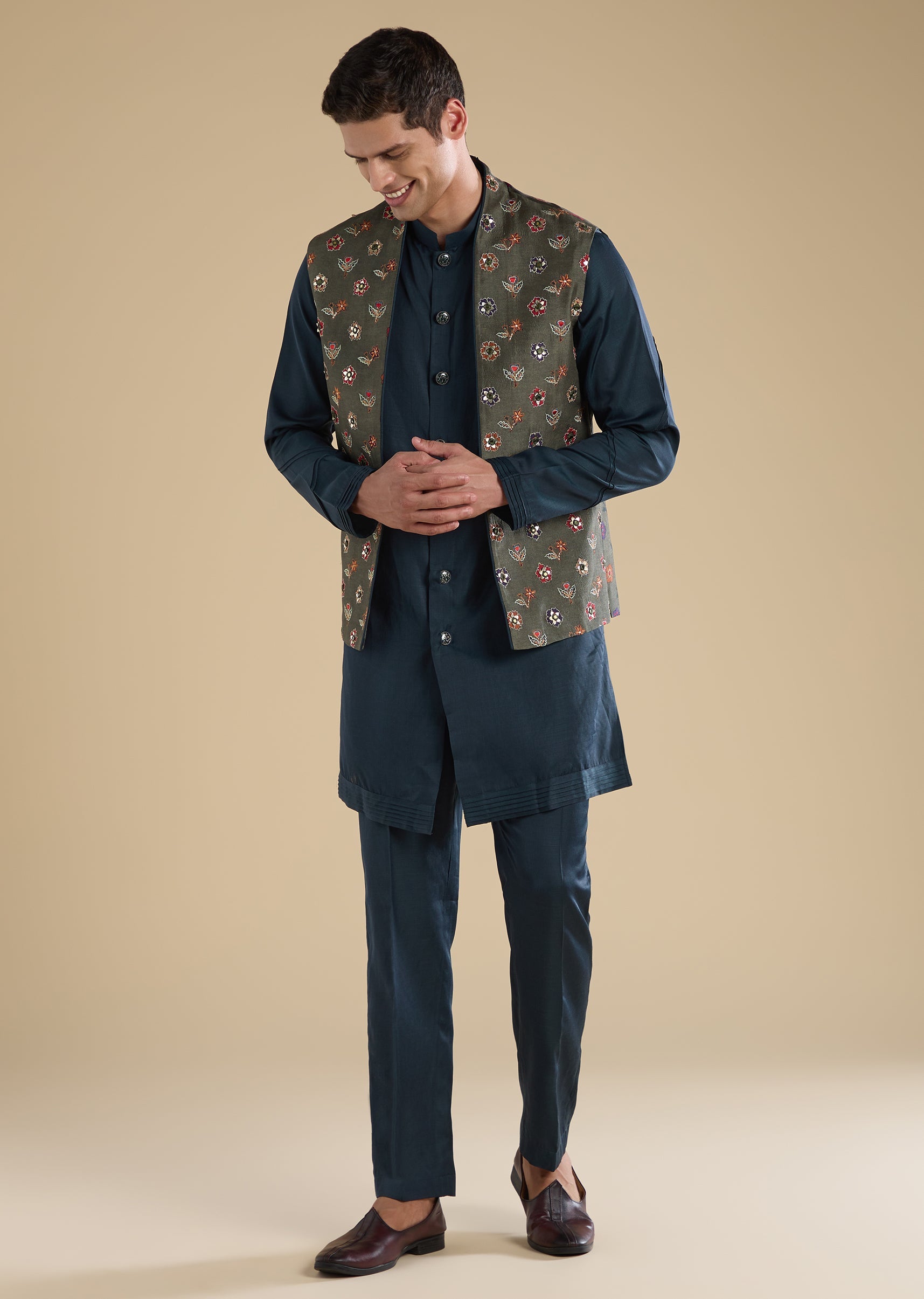 green-embellished-jacket-kurta-set-with-pants-sg335316-3 a378f1f5-b94d-424d-8ad9-eb21aeef963e