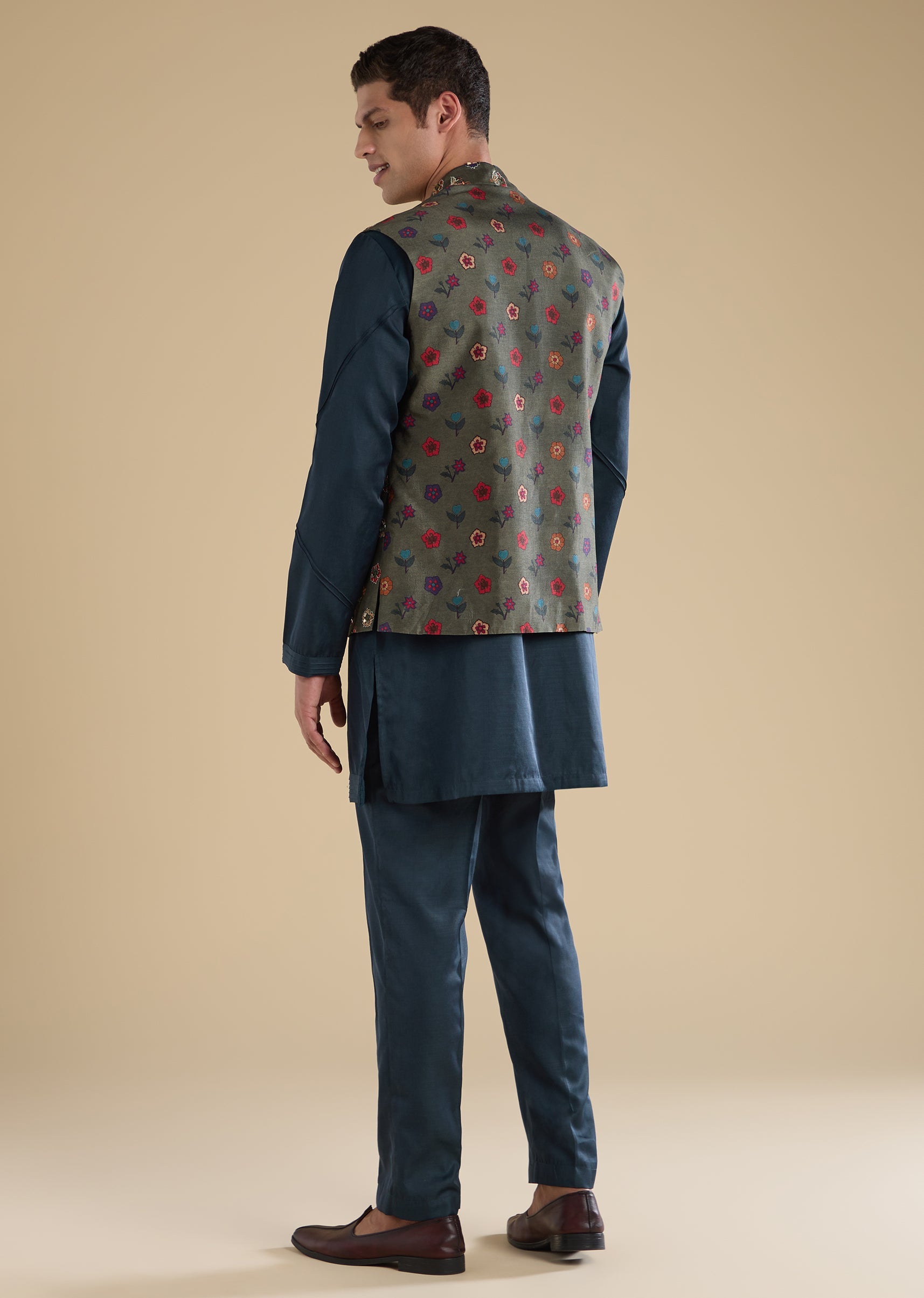 green-embellished-jacket-kurta-set-with-pants-sg335316-5 bb31d341-c735-4bbe-a3aa-d2469c24edc0