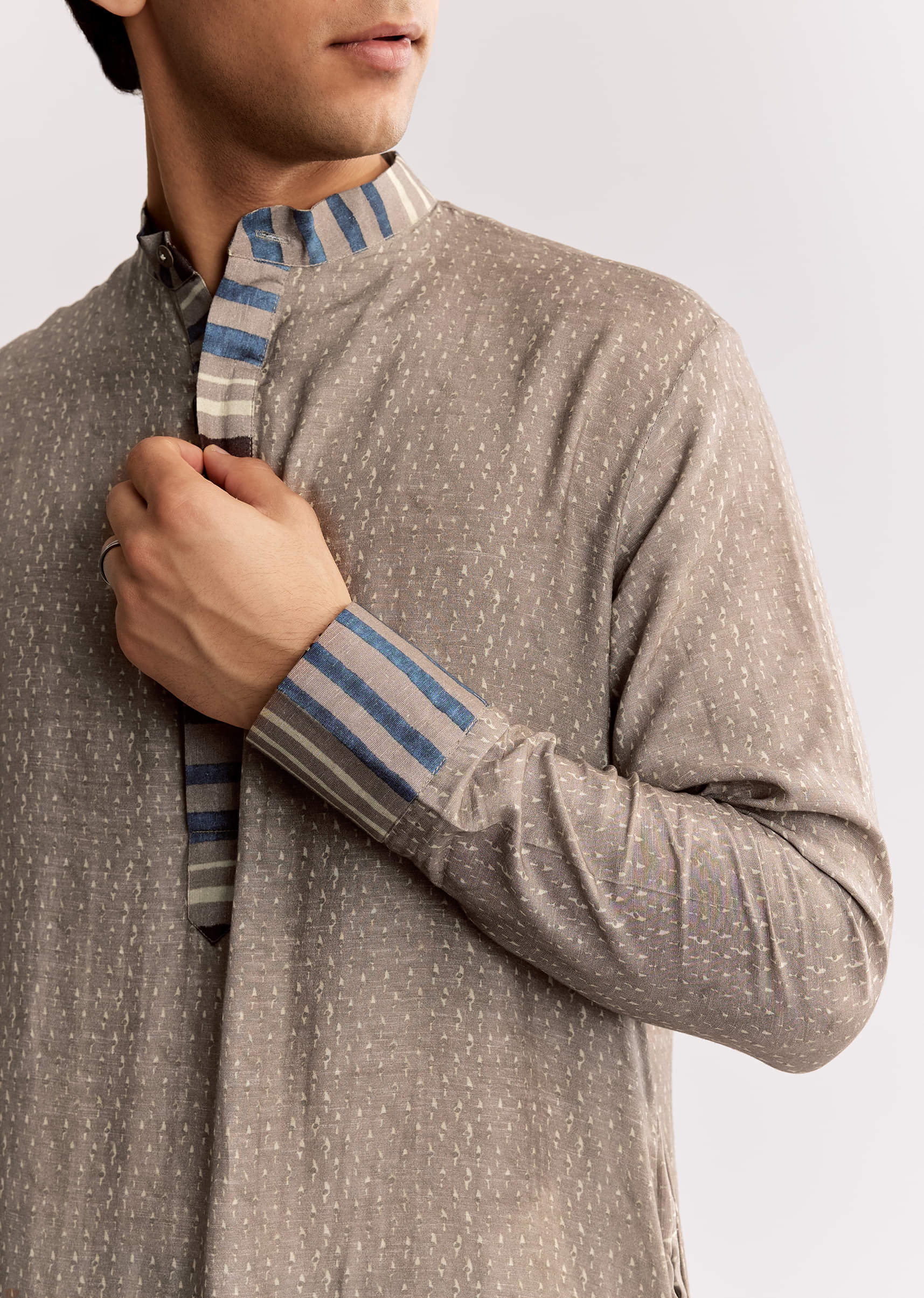 grey-linen-kurta-set-with-ajrakh-print-sg318191-3