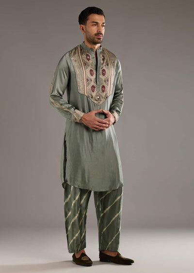grey-silk-kurta-set-for-men-with-hand-dyed-leheriya-print-sg359276-1