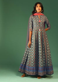 hunter-green-anarkali-suit-in-raw-silk-with-patola-print-and-kundan-detailing-along-with-a-pink-net-dupatta-online-kalki-fashion-m138gt2115y-sg72734 4