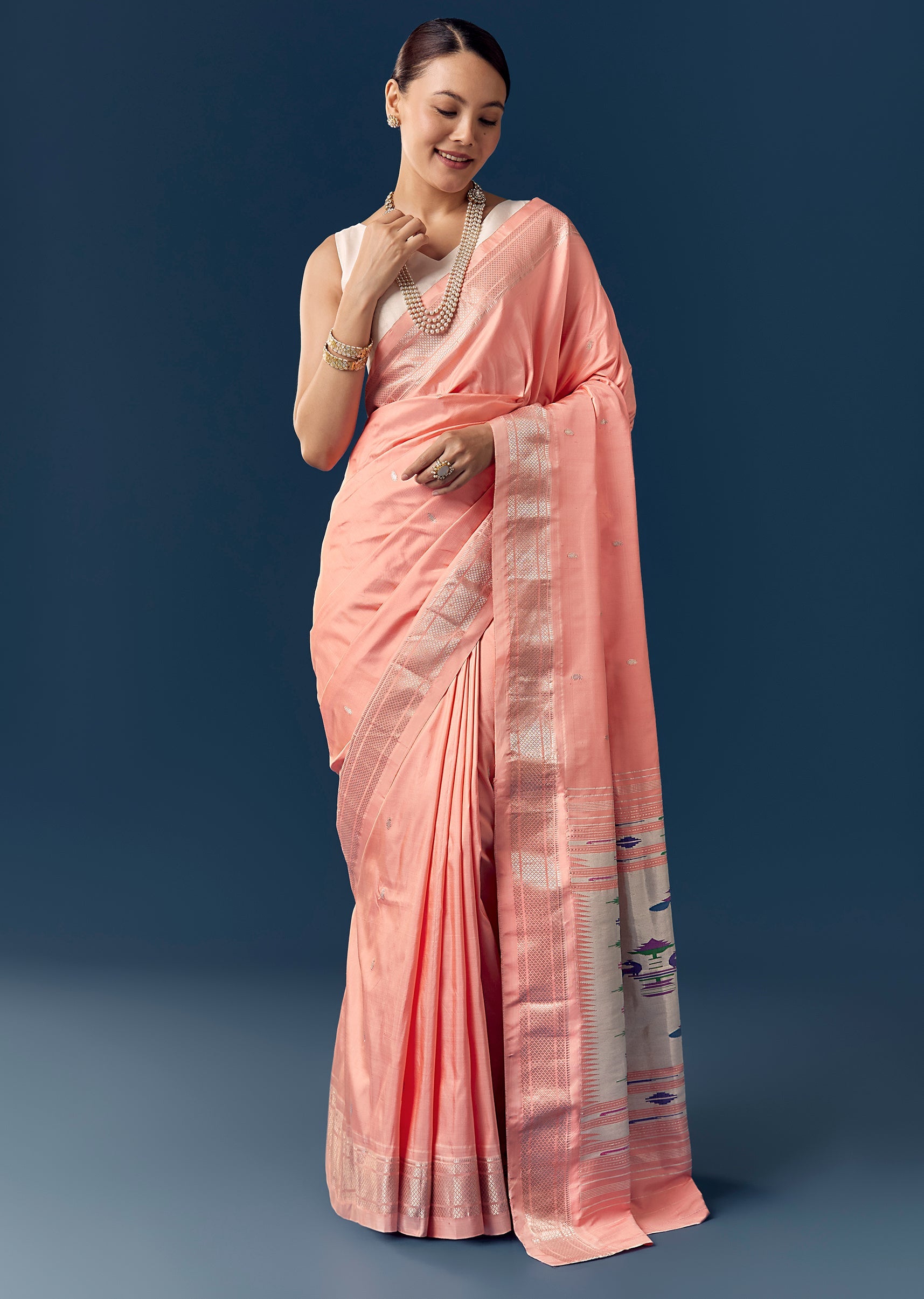 peach-paithani-silk-saree-with-silver-gold-zari-border-sg292238-3 35fb4bc8-eeca-4334-ab03-c2dbd0608074
