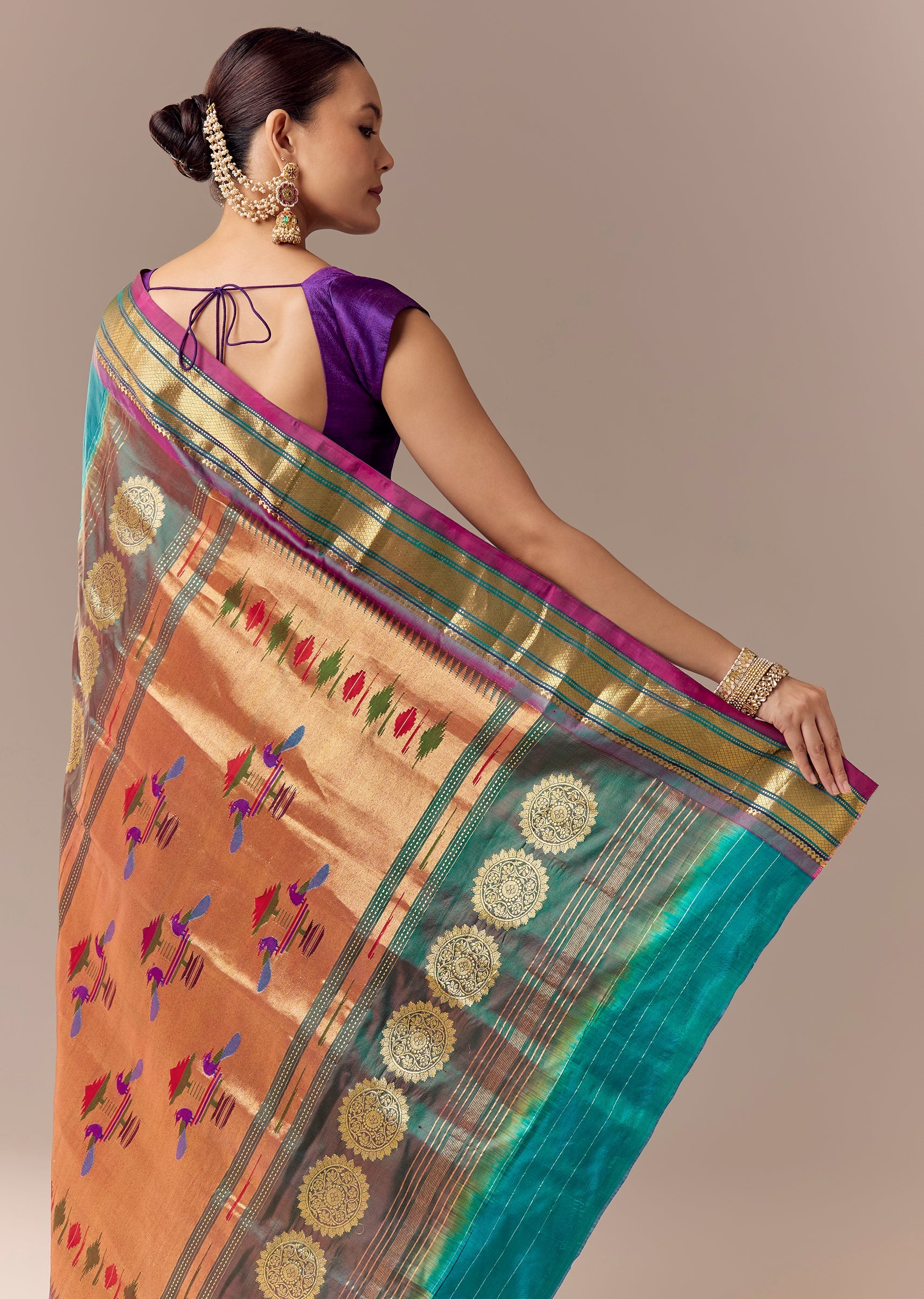 peacock-blue-maharani-paithani-saree-with-wine-pallu-sg292216-6 2db87e6b-2618-4e37-bb50-82a5915f1b34