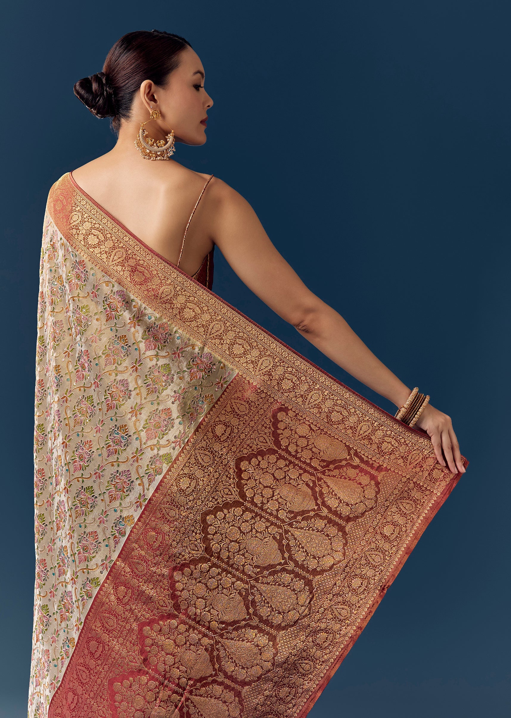 rust-beige-floral-woven-saree-with-contrast-brocade-blouse-sg350494-6 d4d75c49-dabd-4a6d-8ac7-a4a463ff947a