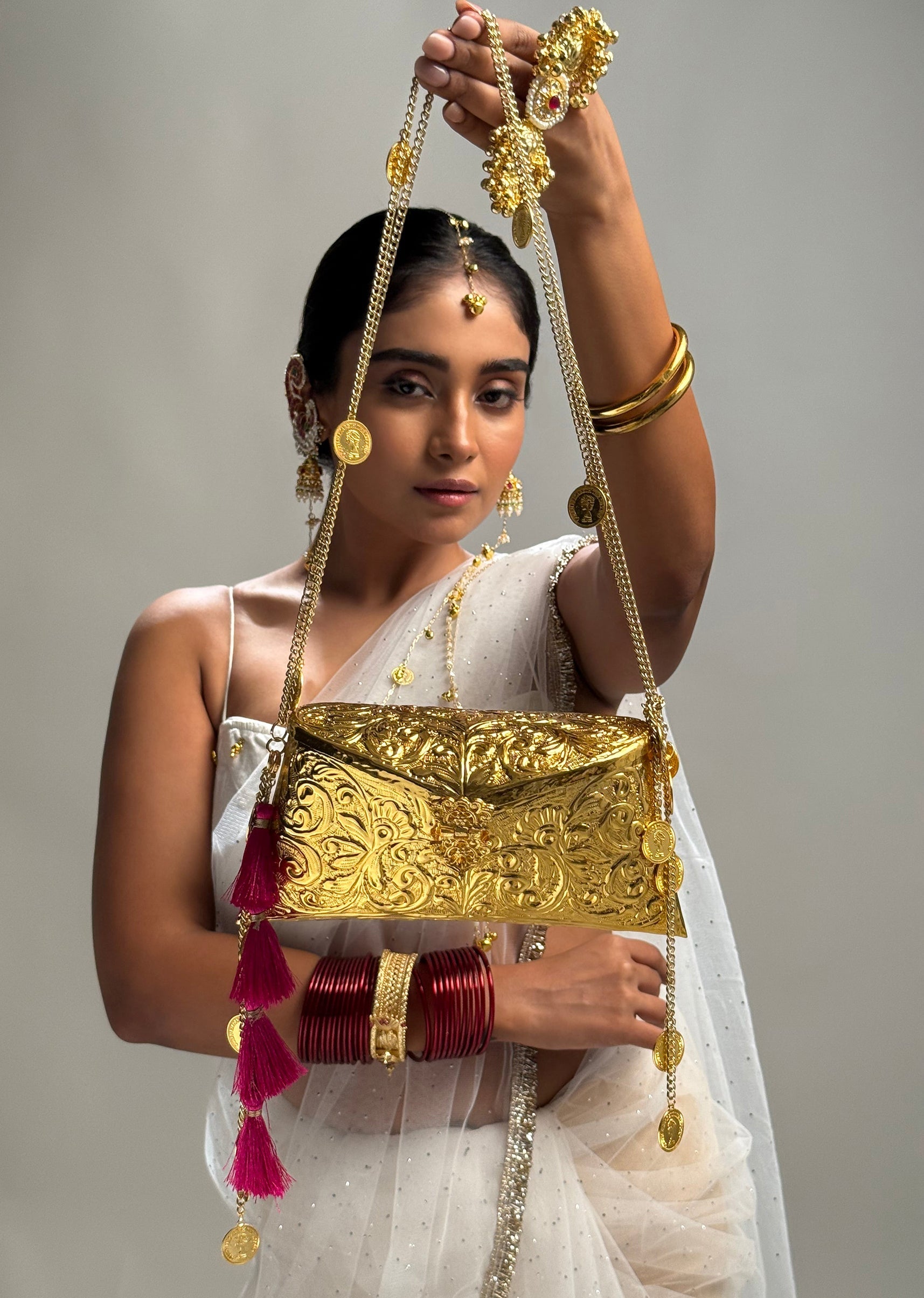 vintage-envelope-style-gold-handbag-sg387328-1 346cb973-c34f-49ea-8d32-7503fb19073c